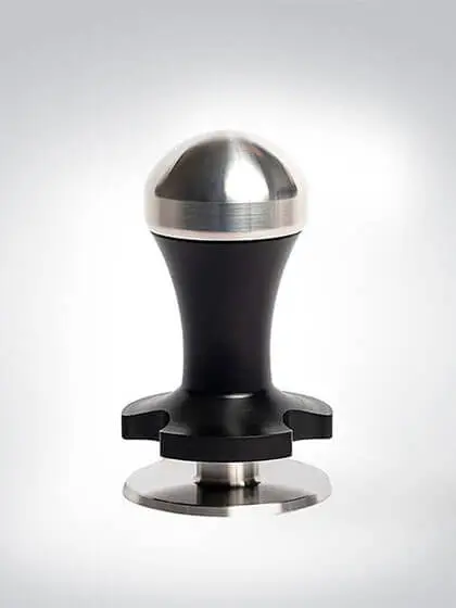 Ein stilvoller Espresso-Tamper mit Edelstahl und schwarzem Kunststoffgriff, ideal zum Verdichten von Kaffeemehl.