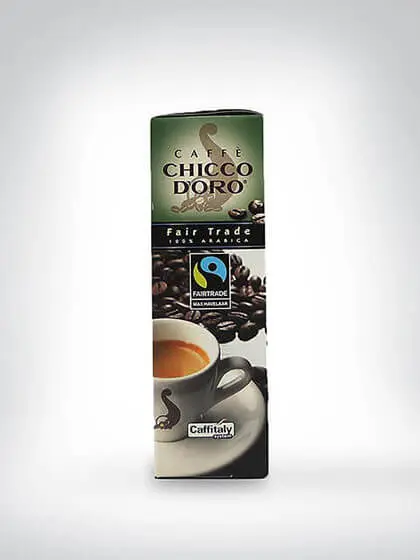 Verpackung von Chicco D'Oro Fair Trade Kaffee 100% Arabica mit Fairtrade-Siegel und Kaffeetasse