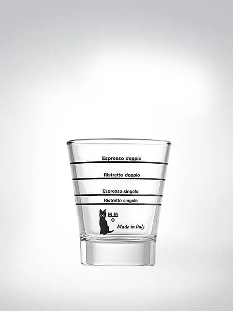 Ein Glas mit aufgedruckten Skalen für Espresso doppio, Ristretto doppio, Espresso singolo und Ristretto singolo sowie der Aufschrift 'Made in Italy' und einer Katzengrafik.