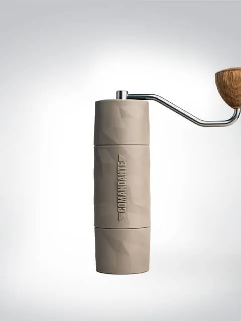 Beige manuelle Kaffeemühle mit Holzhandgriff und elegantem Design