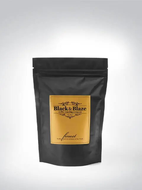 Verpackung von Black & Blaze Kaffeebohnen, schwarzer Beutel mit gelbem Etikett