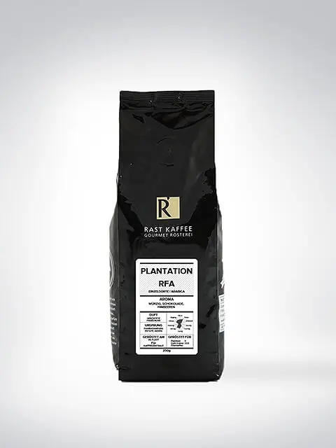 Schwarze Verpackung mit der Aufschrift 'Rast Kaffee Gourmet Rösterei Plantation RFA', 250g Arabica Bohnenkaffee