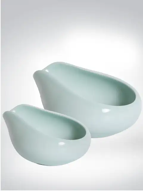 Two stylish, pastel-coloured porcelain bowls in different sizes