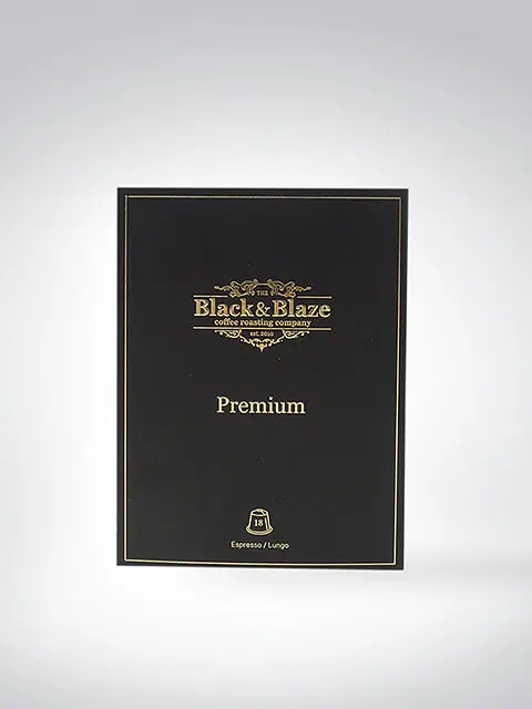 Schwarze Verpackung von Black & Blaze Kaffee mit goldener Beschriftung, Aufschrift Premium, für Espresso und Lungo geeignet