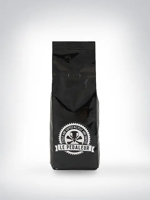 Schwarze Kaffeeverpackung von Le Pedaleur vor neutralem Hintergrund