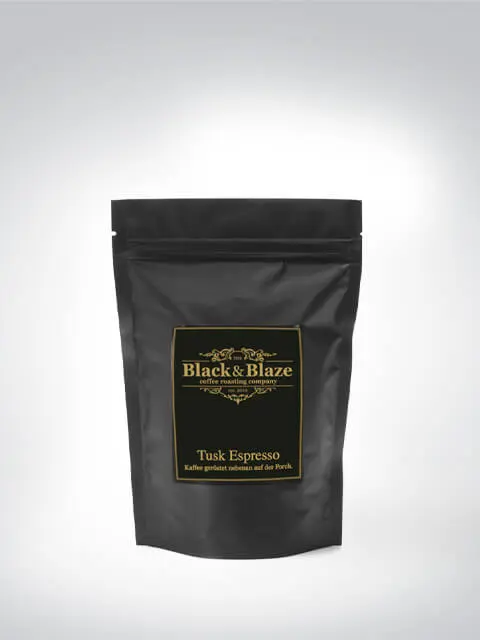 Verpackung von Black & Blaze Tusk Espresso, hochwertiger gerösteter Kaffee.