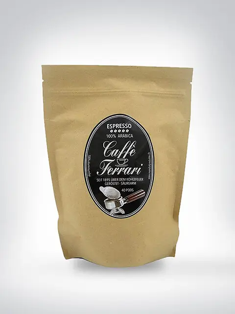 Verpackung mit Caffè Ferrari Espresso, 100% Arabica, 40 Pads, auf weißem Hintergrund