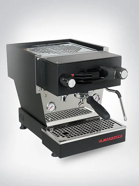 Schwarze La Marzocco Espressomaschine mit zwei Manometern und Dampfdüse