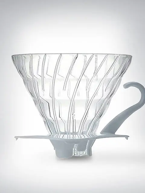 Ein transparenter Glas-Kaffeebereiter mit geschwungenem Henkel, geeignet für die Zubereitung von Pour-Over-Kaffee.