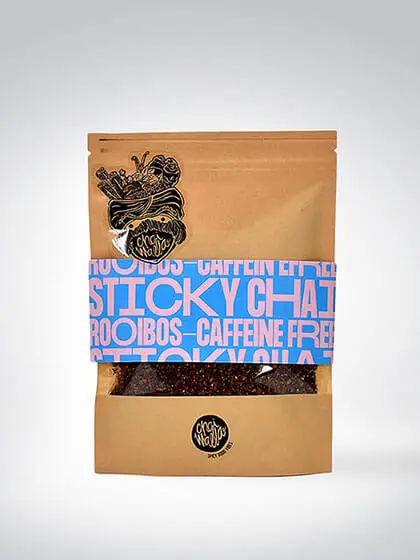 Produktfoto einer Packung Chai Walala Sticky Chai Rooibos, koffeinfrei, mit brauner Verpackung und blauem Schriftzug