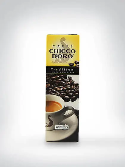 Packung Caffè Chicco d'Oro Tradition mit Kaffeetasse und Kaffeebohnen abgebildet