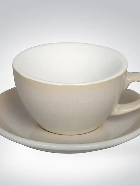 Beige Keramiktasse mit passender Untertasse, minimalistisches Design