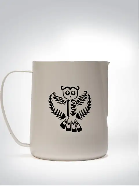 Weißer Becher mit schwarzem Eulenmotiv, ideal für Kaffee oder Tee