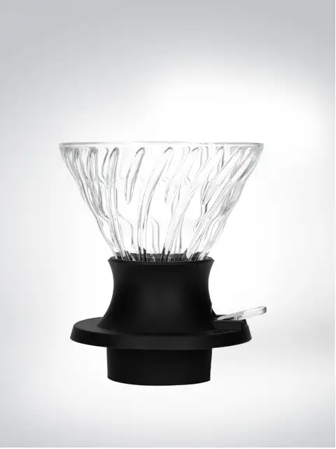 Moderner Kaffeefilter aus Glas mit schwarzer Basis
