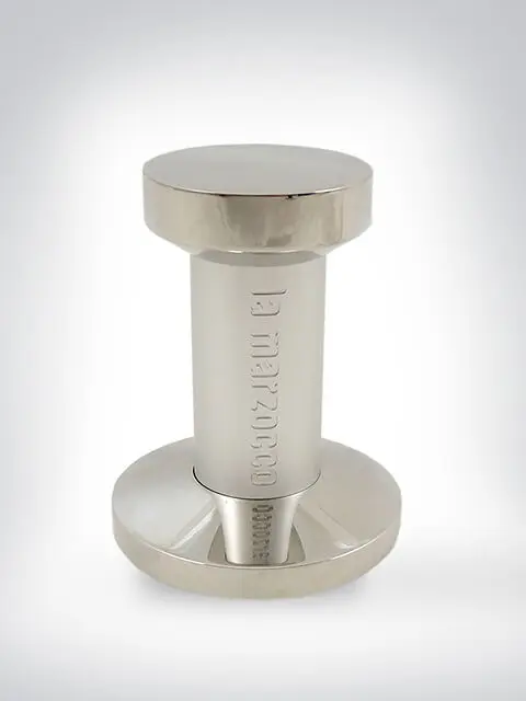 Ein glänzender Edelstahl-Tamper von La Marzocco, ideal zum Festdrücken von Kaffeepulver im Siebträger.