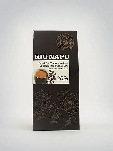 Verpackung der Rio Napo Grand Cru Trinkschokolade mit 70% Kakaoanteil aus Ecuador, dekoriert mit einer Tasse heißer Schokolade und Kakaosymbolen.