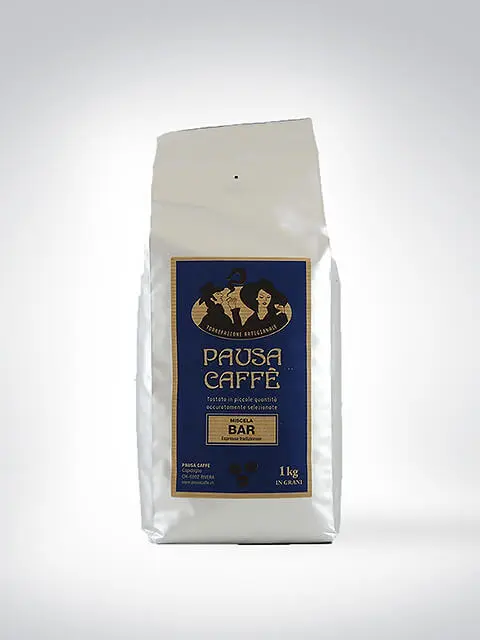 Ein 1 kg Beutel Bohnenkaffee der Marke Pausa Caffè, geeignet für Espresso, in weißer Verpackung mit blauem Etikett.