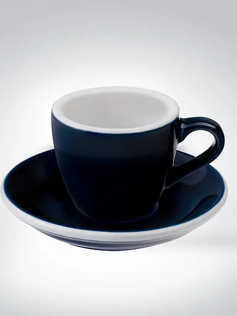 Espressotasse mit passender Untertasse in dunklem Blau