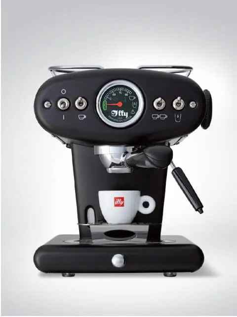 Eine schwarze Espressomaschine mit einer Illy-Tasse