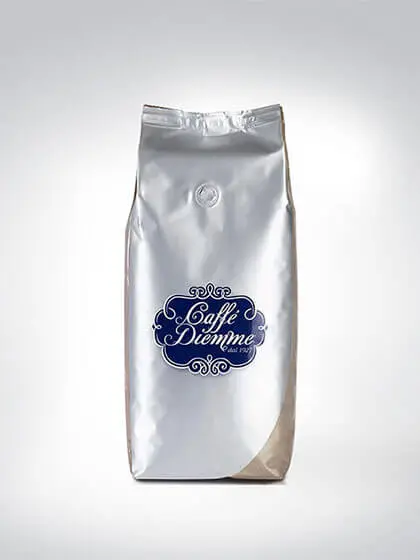 Silberne Kaffeeverpackung von Caffè Diemme, 1kg, mit blauem Logo auf der Vorderseite