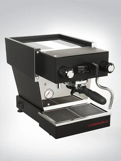 Schwarze La Marzocco Espressomaschine mit Hebel und Dampfdüse