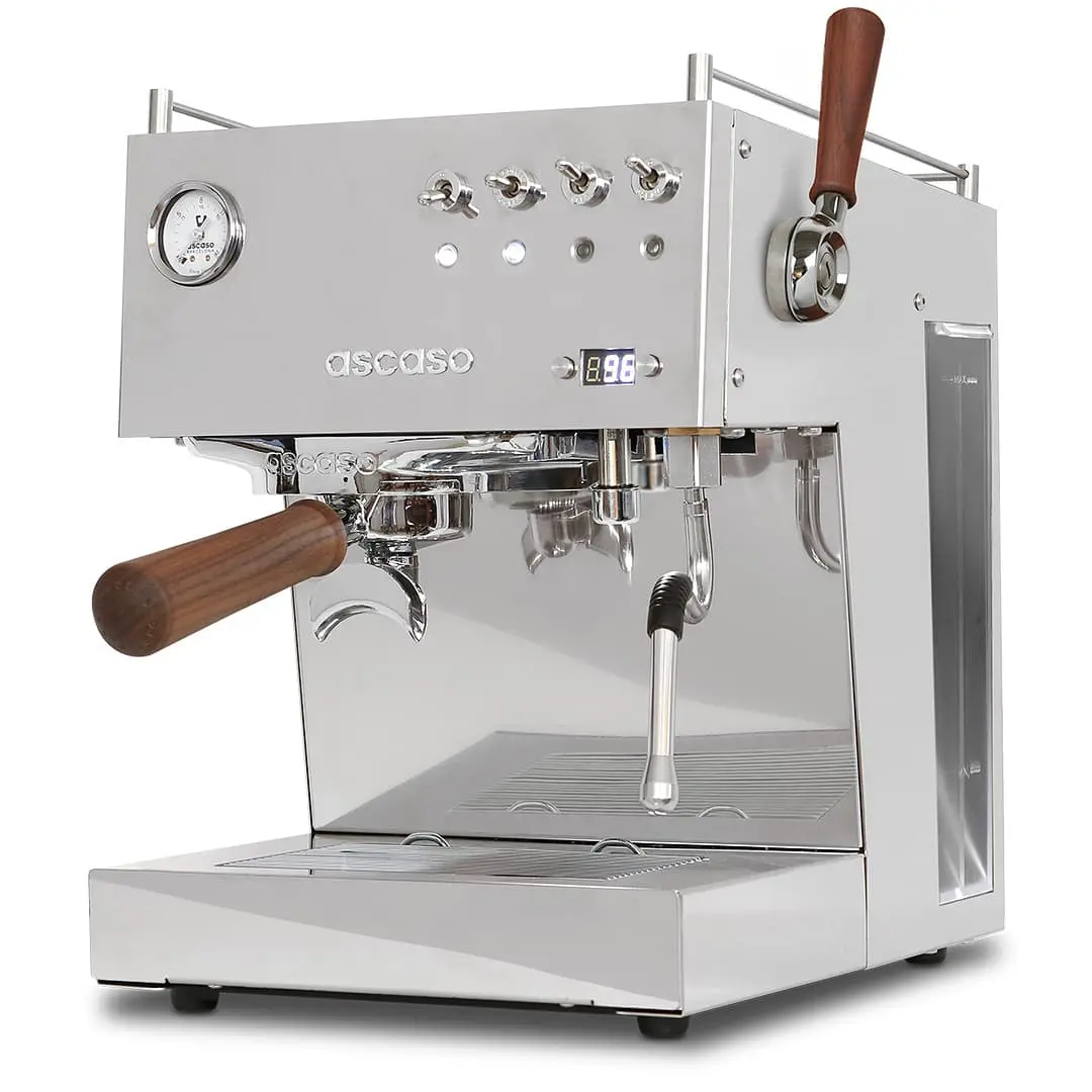 Silberne Espressomaschine von Ascaso mit Edelstahloberfläche und Holzgriffen, ausgestattet mit Manometer und digitalem Display.