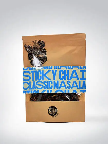 Verpackung von Sticky Chai Classic Masala mit blauem Schriftzug und Kraftpapier-Tüte