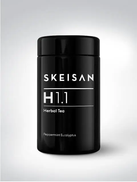 Schwarze Teedose von SKEISAN H1.1 mit Kräutertee, Geschmack Pfefferminze und Eukalyptus