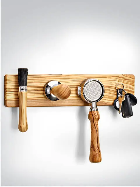 Wandhalterung aus Holz mit Bürste, Tamper, Siebträger und Haken für Schlüssel