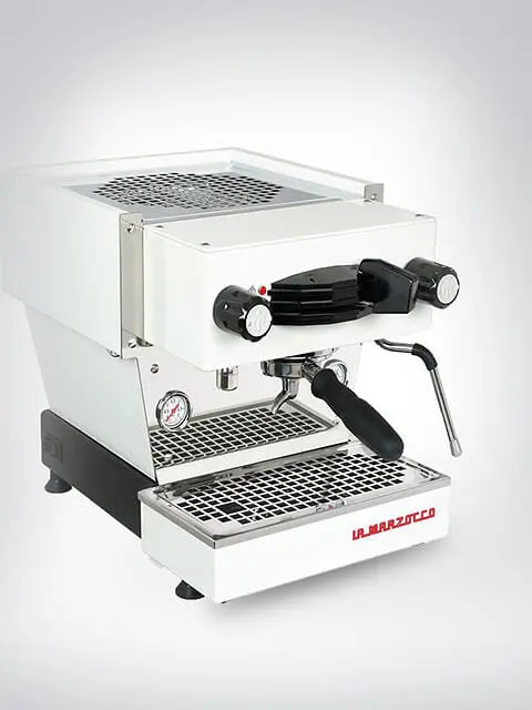 Professionelle weiße Espressomaschine von La Marzocco mit Siebträger und Dampfdüse auf weißem Hintergrund