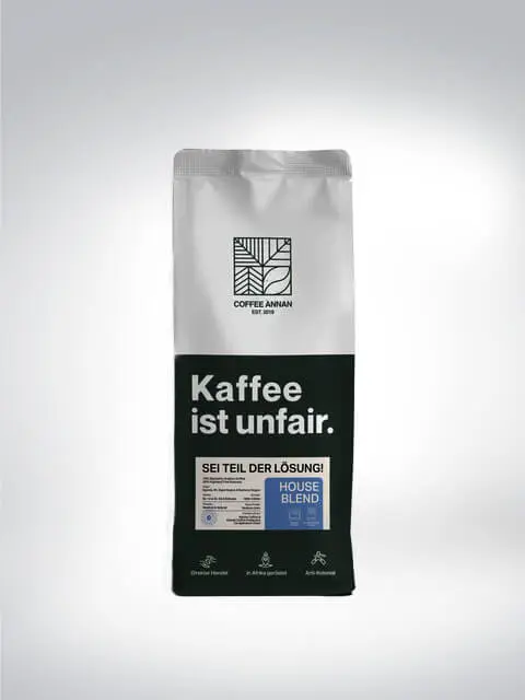 Eine Packung mit Fairtrade-Kaffeebohnen, auf der 'Kaffee ist unfair. Sei Teil der Lösung! House Blend' steht.