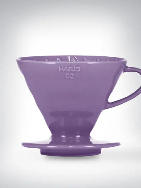 Lila HARIO V60 02 Kaffeefilter mit Henkel auf grauem Hintergrund