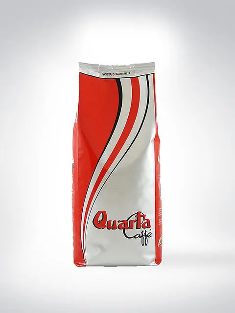 Eine Packung Quarta Caffè, 1 kg, mit rot-weißem Design