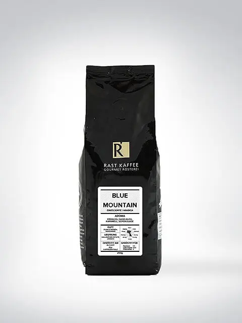 Eine 250g Packung Rast Kaffee Blue Mountain, Gourmetrösterei, auf weißem Hintergrund.