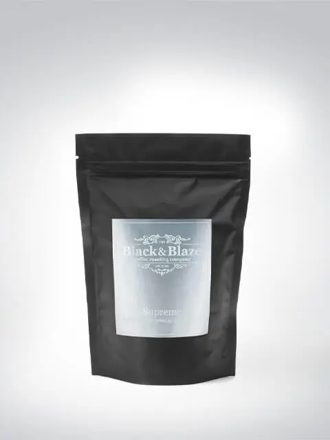 Schwarze Verpackung von Black & Blaze Kaffee Supreme, aromatische Röstung