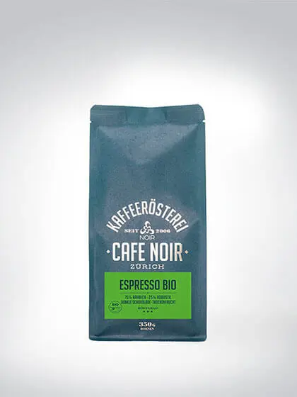 Eine 250g Packung Bio Espresso Kaffee von Café Noir Zürich mit einem grünen Etikett und dunkler Verpackung.