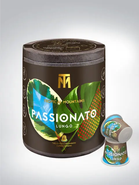 Eine Dose Tropical Mountains Passionato Lungo Kaffeekapseln und zwei einzelne Kapseln