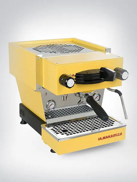 Gelbe Espressomaschine La Marzocco in seitlicher Ansicht auf weißem Hintergrund