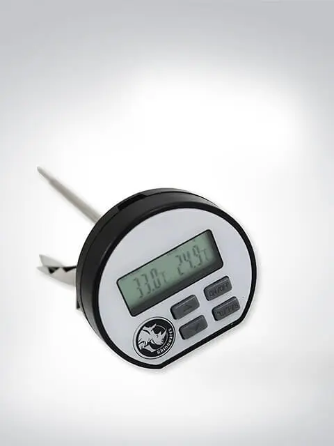 Ein digitales Küchenthermometer mit Display zur genauen Temperaturmessung von Speisen, abgebildet auf einem neutralen Hintergrund.