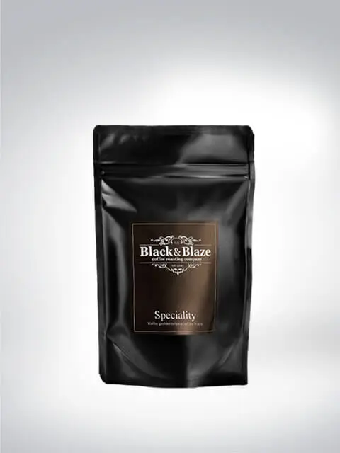 Schwarze Verpackung von Black & Blaze Kaffee mit Spezialität-Label, 250g