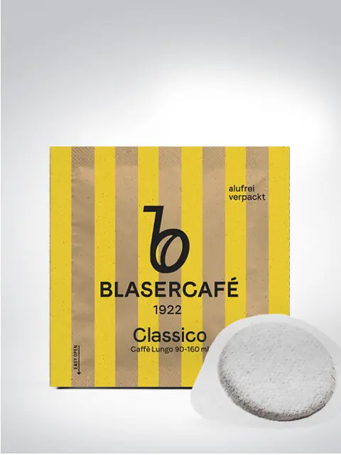 Verpackung der Blasercafé Classico Kaffeepads, aluminiumfrei, mit Kaffeepad im Vordergrund