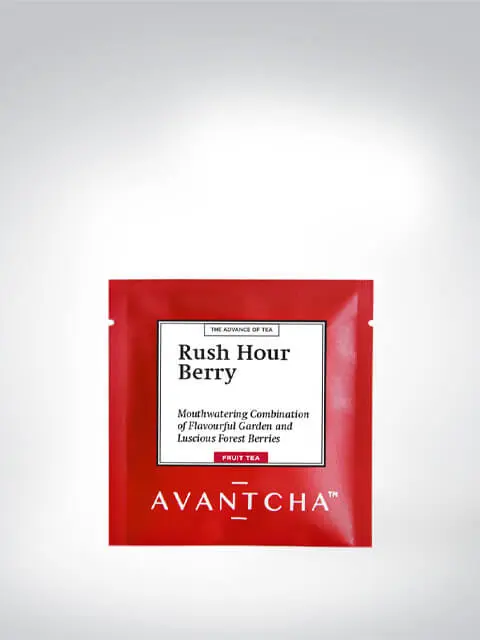 Rote Verpackung von Avantcha Früchtetee Rush Hour Berry, aromatische Mischung aus Garten- und Waldbeeren