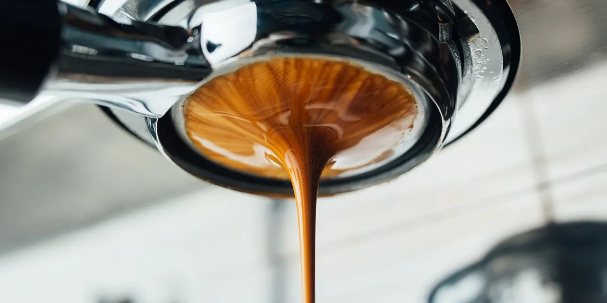 Espresso, der aus einem Siebträger fließt