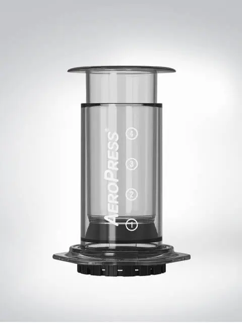 AeroPress Kaffeezubereiter auf einem weißen Hintergrund