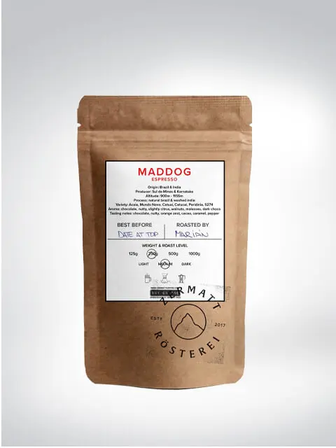 Vakuumverpackte braune Kaffeetüte mit der Aufschrift 'Maddog Espresso', geröstet in Zermatt. Enthält 250g.