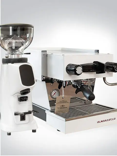 Weiß-silberne Espressomaschine von La Marzocco mit integrierter Kaffeemühle auf weißem Hintergrund