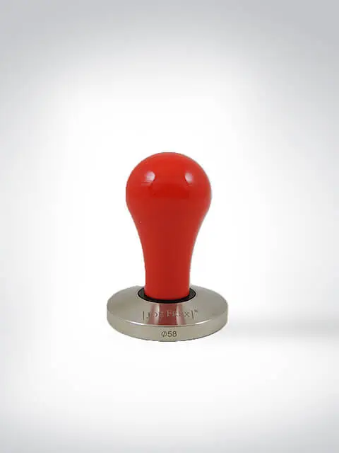 Ein roter Espresso Tamper mit einer Edelstahlbasis, ideal zum Andrücken von Kaffeepulver.