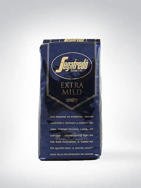 Eine blaue Packung Segafredo Zanetti Extra Mild Kaffee.