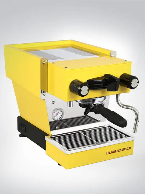 Hochwertige gelbe Espressomaschine von La Marzocco mit Dampfrohr und Druckanzeige