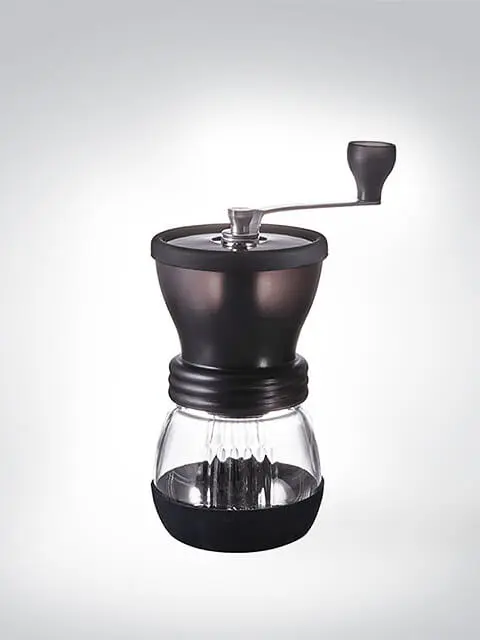 Klassische manuelle Kaffeemühle mit schwarzem Gehäuse und Glasbehälter